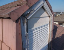 屋根上ハト小屋：破風板の取り付け塗装邸のBefore（施工前）の様子